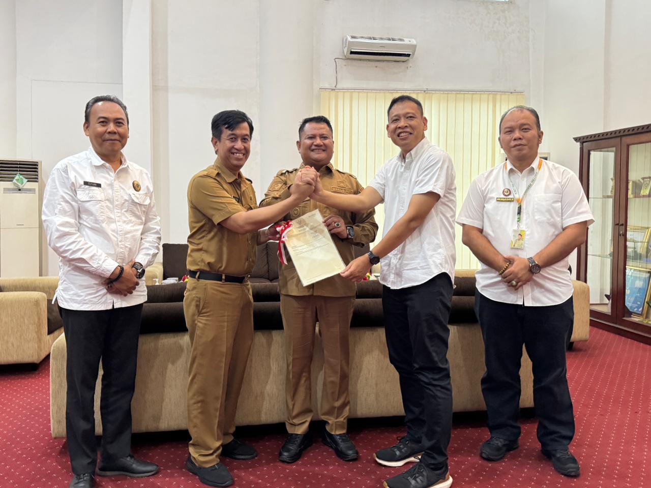 Kepala Kantor Pertanahan Kabupaten Asahan Serahkan Sertipikat Tanah Hibah untuk Pembangunan Sekolah