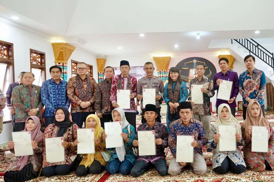 Kementerian ATR/BPN Serahkan 12 Sertipikat PTSL di Jambi