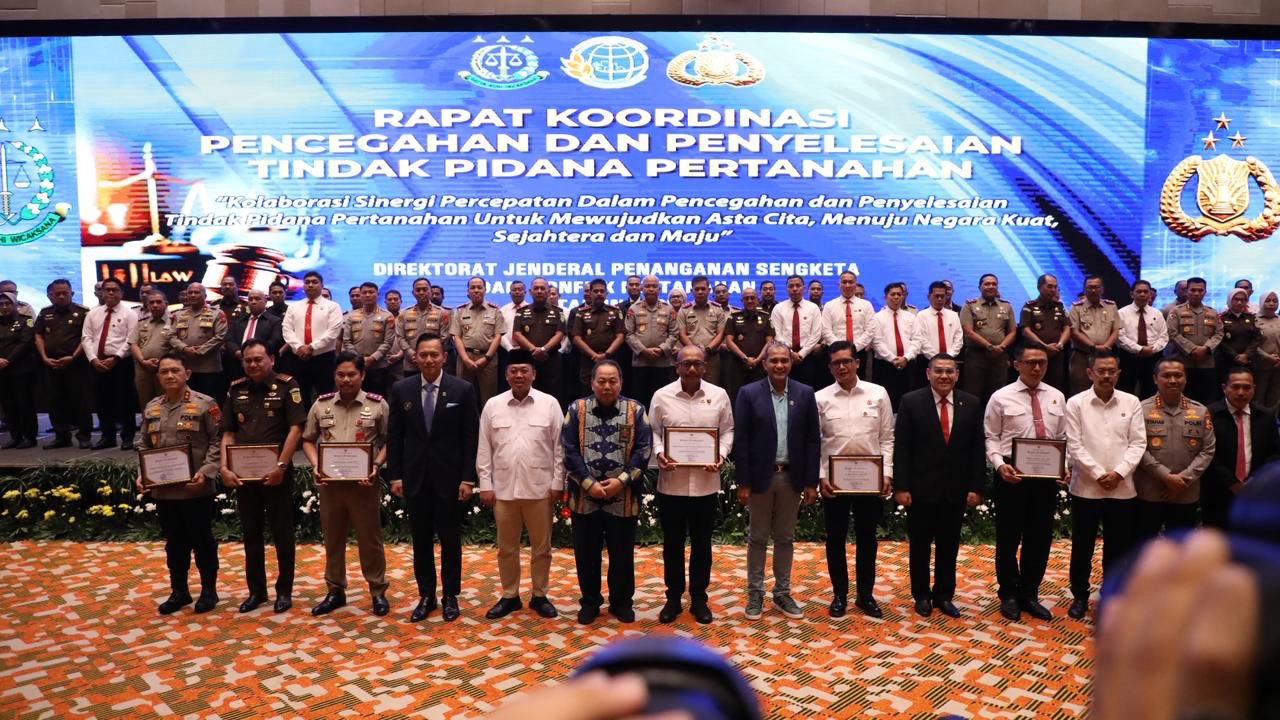 Menteri Nusron Berikan Penghargaan kepasa 74 Pihak yang Berperan dalam Pencegahan Tindak Pidana Pertanahan Tahun 2025