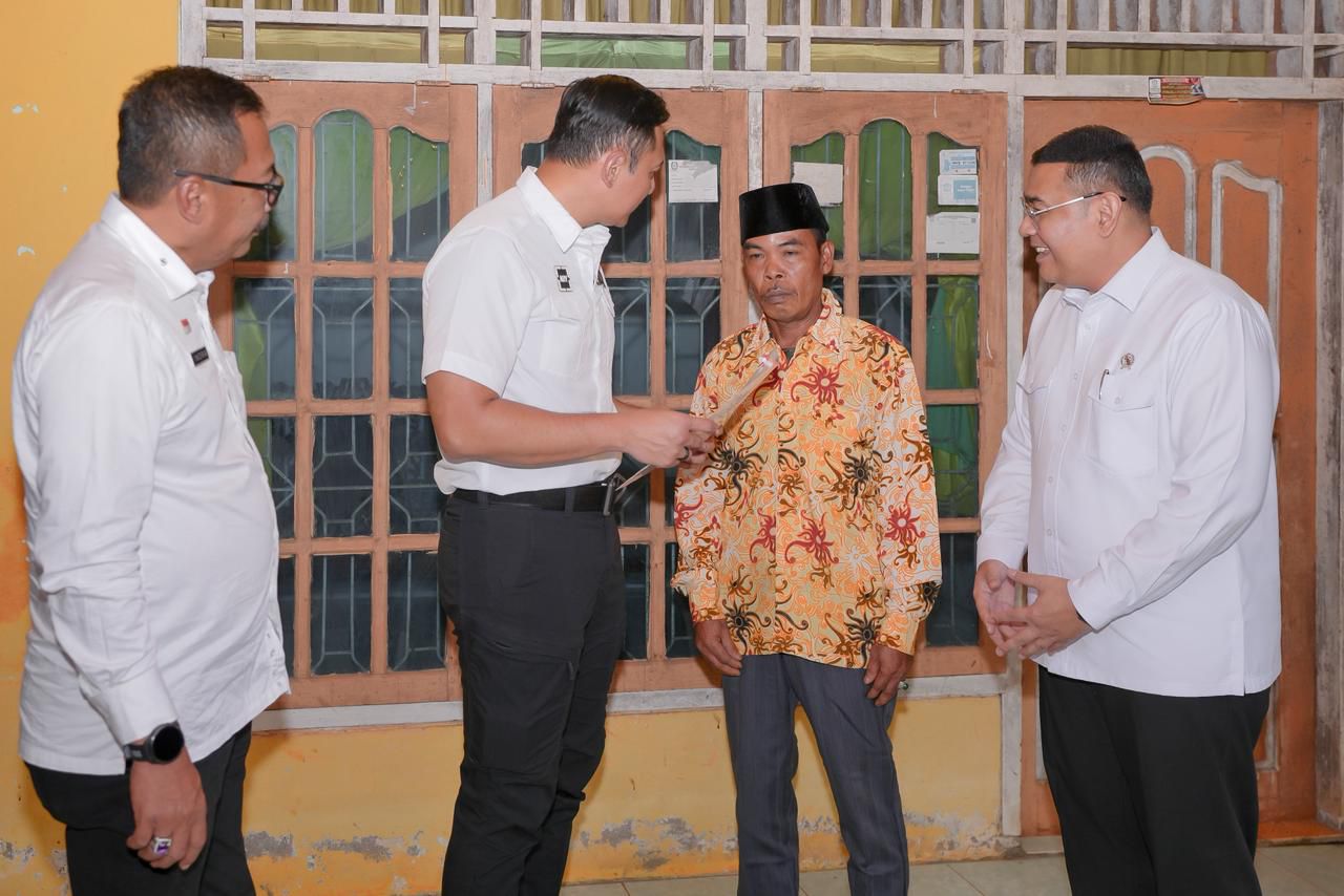 Bersama Menko AHY Serahkan Sertipikat Tanah untuk Rakyat di Bengkulu, Wamen Ossy Apresiasi Peran Pemerintah Daerah