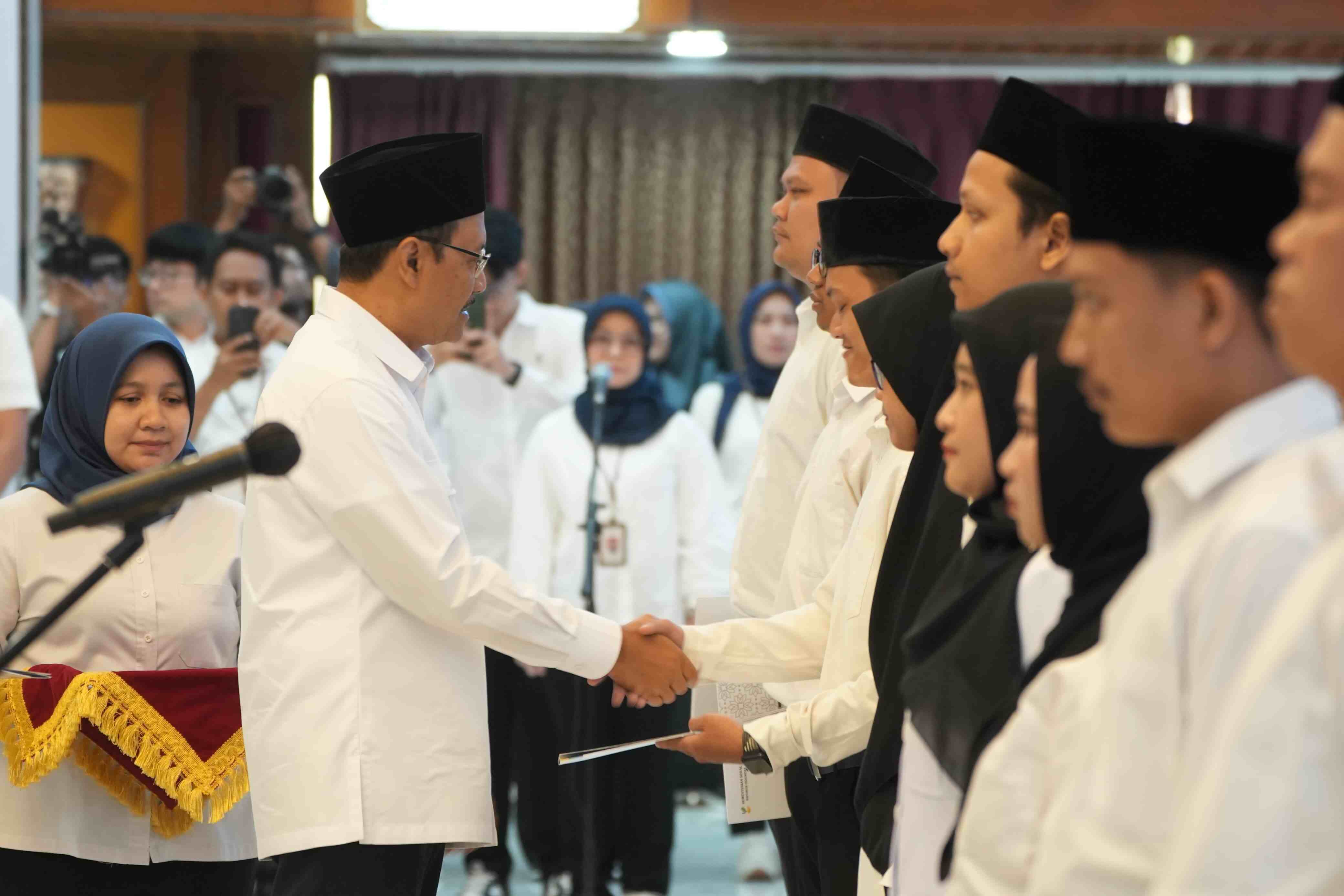 Mensos Gus Ipul Lantik 1.323 Guru Sekolah Rakyat