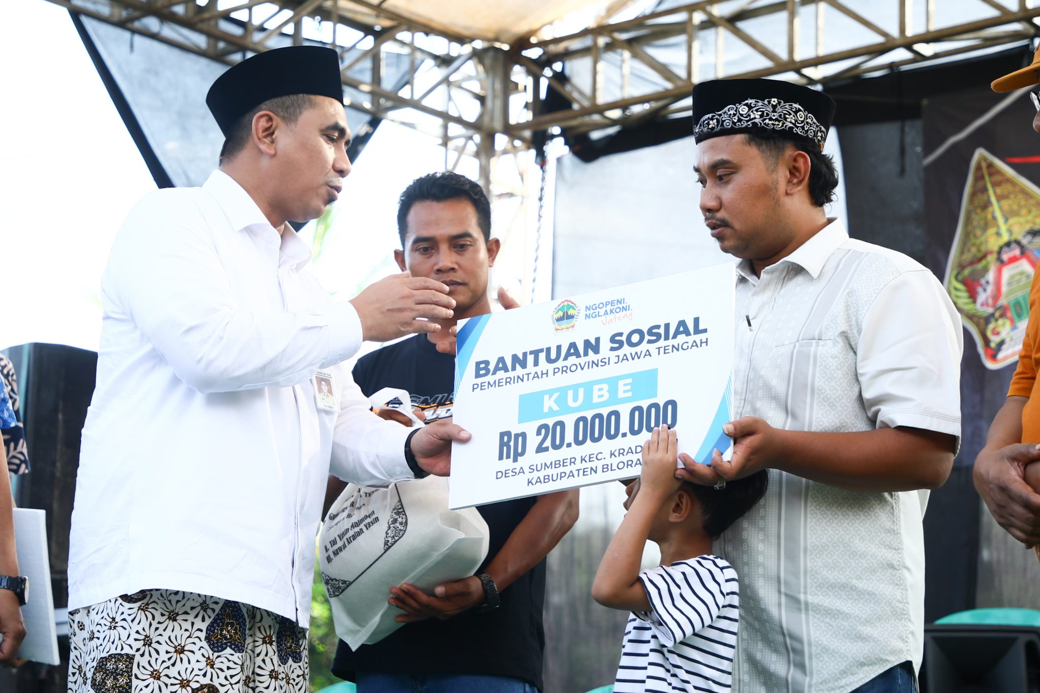 Kembangkan Perekonomian Warga, Taj Yasin Salurkan Rp860 Juta untuk Modal Usaha