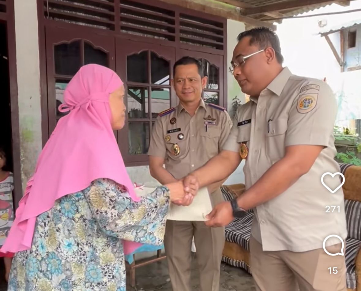Datangi Rumah-rumah Warga, Kakanwil BPN Sumut Antar Sertipikat Tanah Gratis