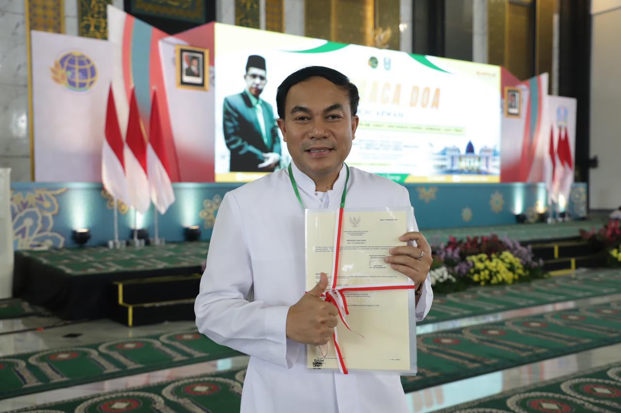 Jelang Natal, Romo Wahyu Terima Sertipikat untuk Gereja Katolik Fransiskus Asisi sebagai Kado Natal bagi Umat