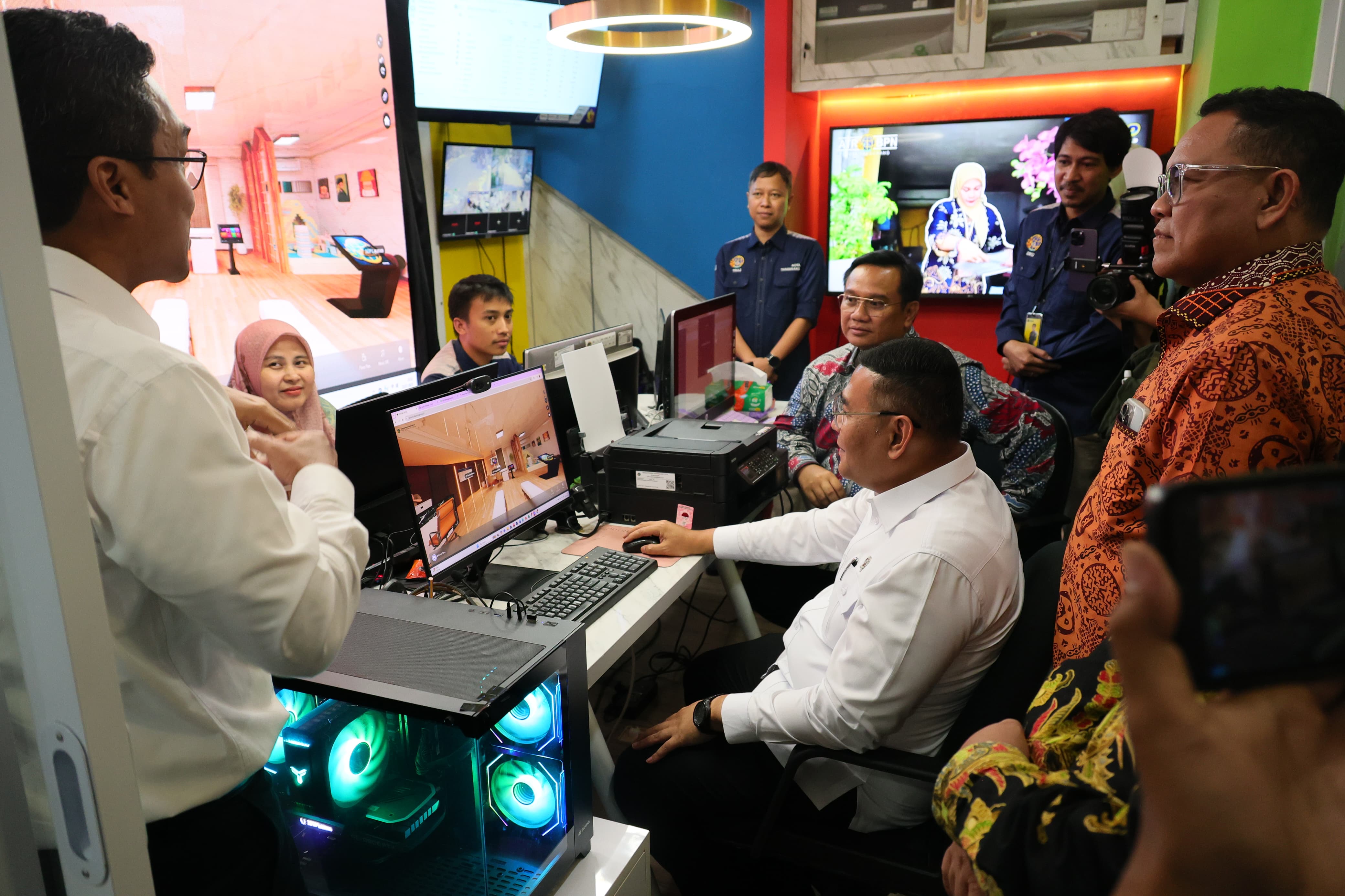 Wamen Ossy Tinjau Dua Inovasi Layanan Pertanahan Kantah Kota Tanggerang