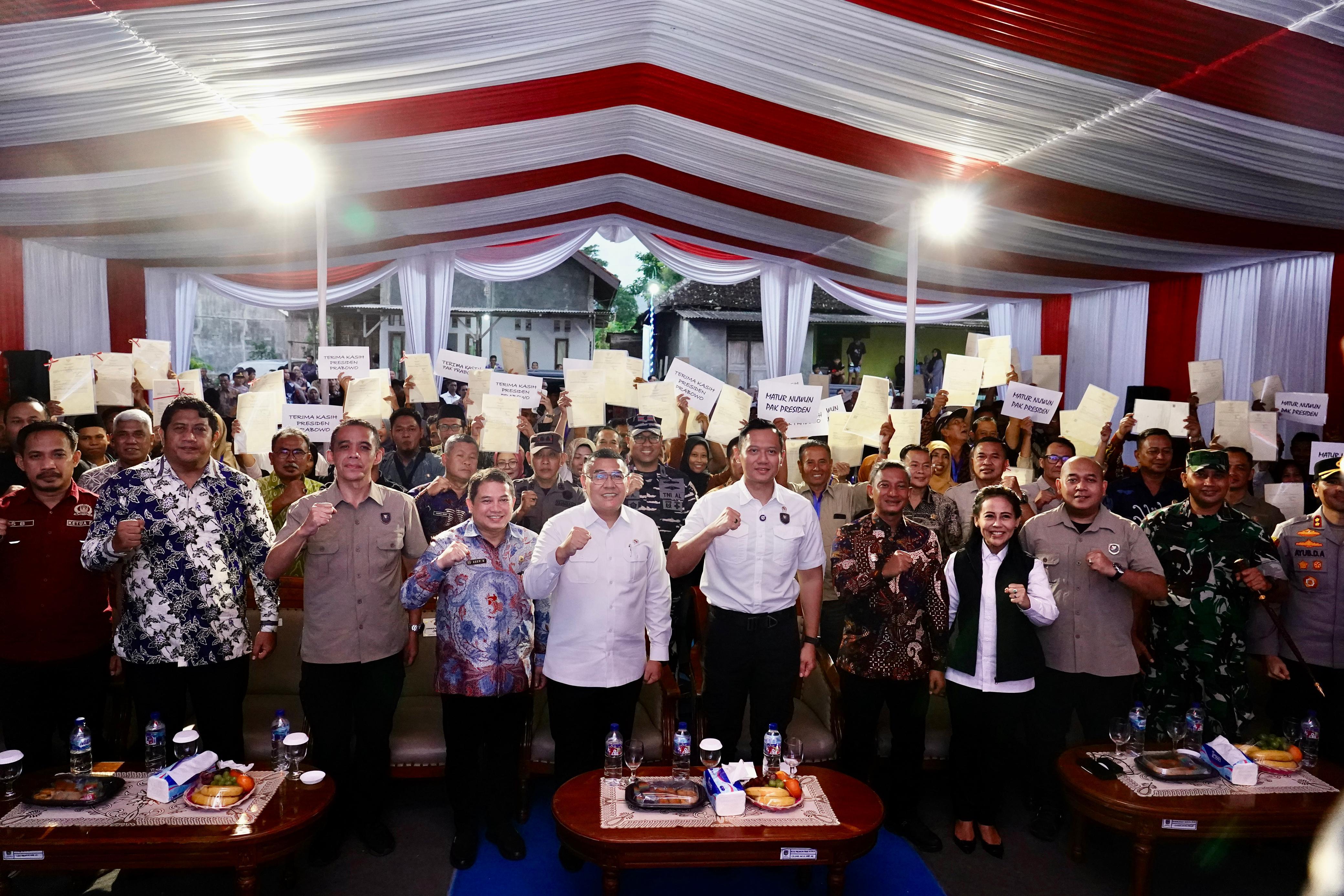 Lampaui Target Penyelesaian PTSL, Menko AHY dan Wamen Ossy Serahkan Langsung Sertipikat Masyarakat Kabupaten Pacitan